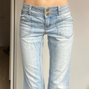 Vintage jeans med bootcut - Jag säljer mina ljusblåa jeans med bootcut och fina sömmar på fickorna. Innerbenslängden är 74 cm och midjemåttet rakt över är 37 cm❤️