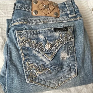 Miss Me Jeans - Säljer nu mina så snygga miss me jeans! 🎀🫶🏼Jeansen har två pyttesmå fläckar som knappt syns. Modellen är 168 cm lång och bär oftast storlek M. Skriv för fler bilder eller frågor! 🎀