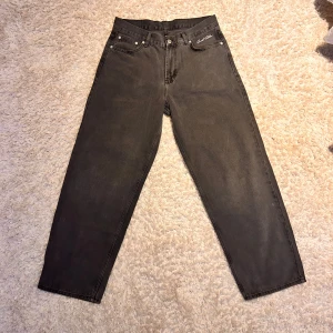 Svarta jeansbyxor - Grå Jeans ifrån Junkyard, märket är Sweet Skateboarding och jeansen är i bra skick och varsamt använda. Storleken är S så om man har 30, 31 eller 32 längd så sitter dem perfekt.