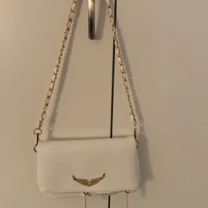 Zadig liknade väska  - Zadig liknade väska köpt utomlands super snygg och söt❣️❣️med två olika band ett lite kortare och ett längre!