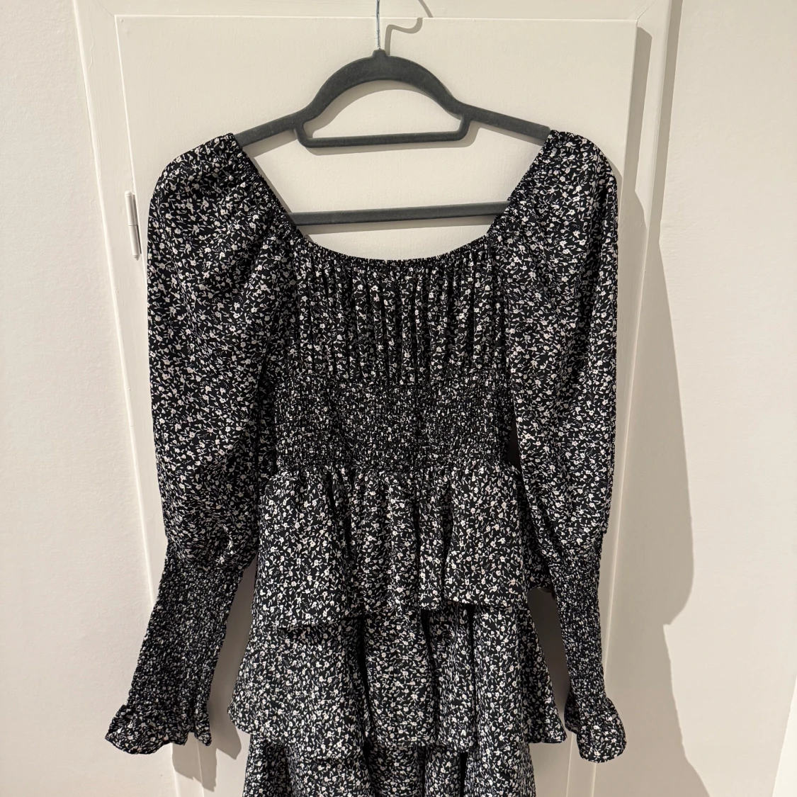 Svart blommig klänning