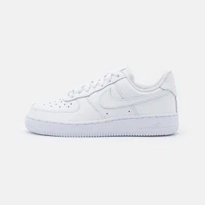 Vita Nike Air Force sneakers - Klassiska vita Nike Air Force. Storlek 42. Sparsamt använde kontakta för bilder. Skickar med post men köparen står för frakten!