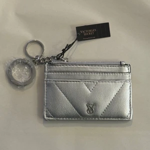 VS plånbok 🩶 - väldigt fin plånbok/nyckelring från Victoria’s secret. ok att köpa direkt 🤍