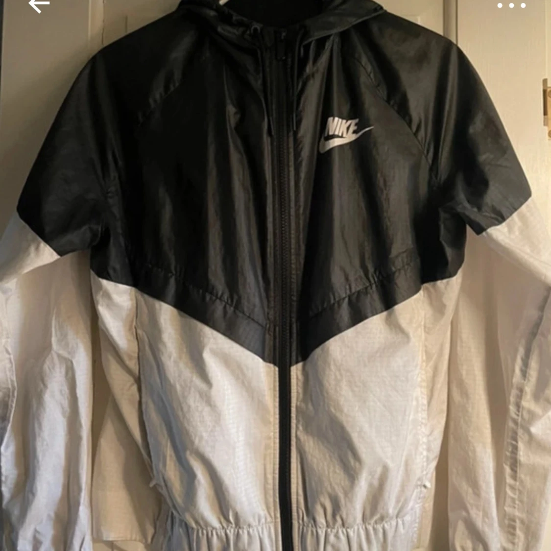 Svartvit vindjacka från Nike