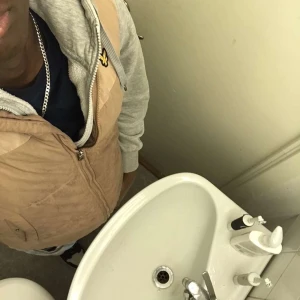 Beige quiltad väst med dragkedja - Snygg beige quiltad väst med dragkedja och ett litet broderat emblem på bröstet. Perfekt för lager-på-lager under höst och vår. Västen har en stilren design och passar bra till både jeans och tröjor.