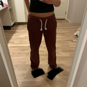 Mjukisbyxor med stjärna - Säljer dessa supersnygga mjukisbyxorna i det sjönaste materialet. Dem är verkligen så gosiga. Dem är vinröda med snygga detaljer-vit stjärna och vita remar. De är Lågmidjade💕💕 tryck gärna på köp nu💕