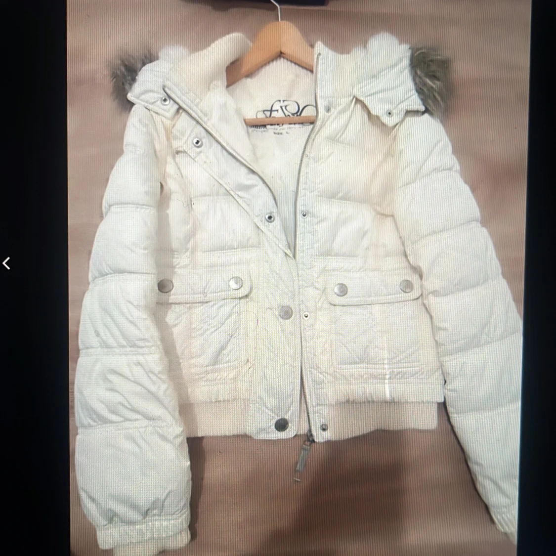 Vit dunjacka med fuskpäls - 90