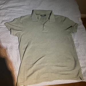 J.Lindeberg pike  - Säljer en pike från J. Lindberg för 250kr i storlek L passar även M. Paketpris för båda pikerna 400kr. Köparen står för frakten✅