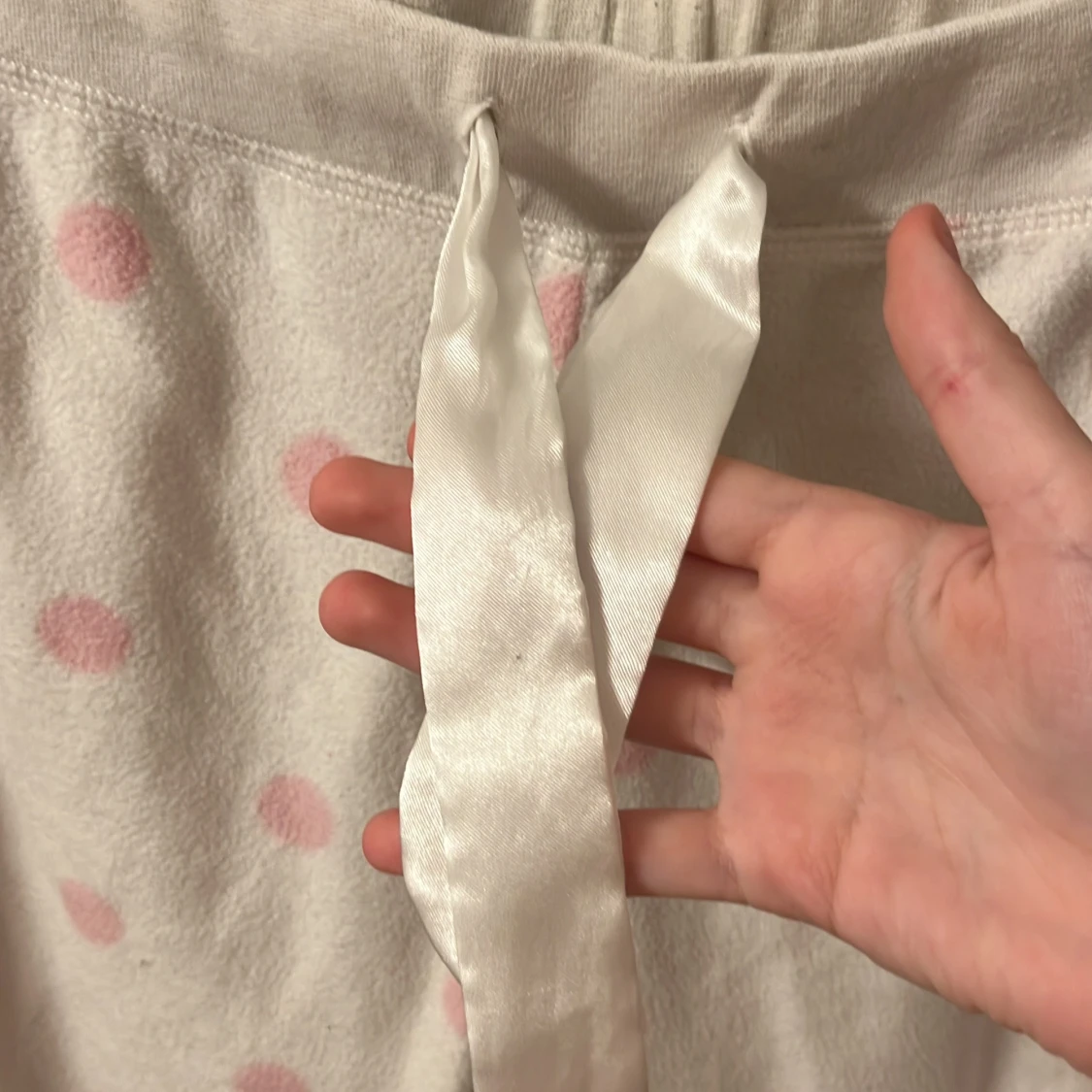 Vita mjukisbyxor med rosa prickar från Kappahl  - 92