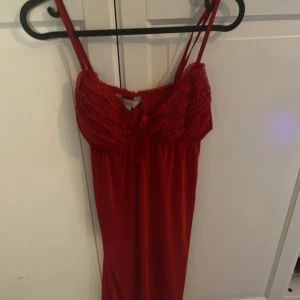 Röd sov klänning  - Är storlek L men passar bra för mig och har storlek S