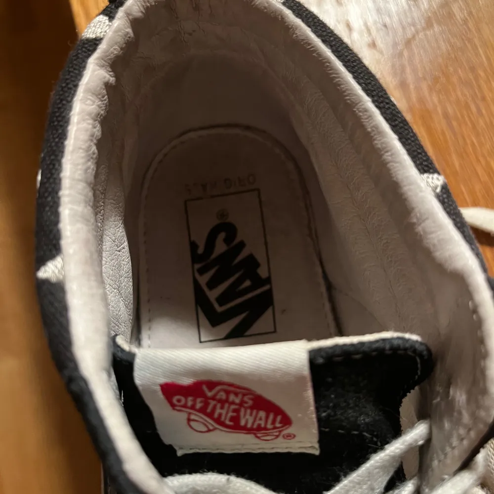 Säljer ett par supersnygga Vans köpta förra sommaren!! Svarta med vita detaljer och storlek 38. Kengät.