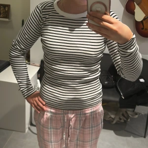 Randig ribbad tröja från H&M 🥰 - Säljer en svartvit randig ribbad tröja från H&M i storlek XS. Tröjan har långa ärmar och en rund halsringning. Hör av dig vid intresse! 