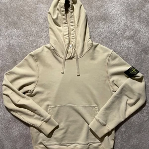 Stone Island hoodie  - Hej! Säljer denna hoodie från Stone Island! Den är skick 7/10, se bilder! Bara att höra av dig vid eventuella frågor!