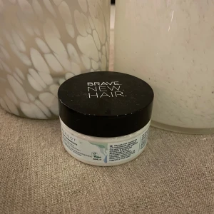 Reboot Mask Concentrate från Brave New Hair - Reboot Mask Concentrate för skadat hår, erbjuder viktlös återfuktning med hyaluronsyra och aktiverat panthenol. Innehåller Brave Plex Technology för effektiv reparation. Vegansk och kommer i en 50 ml burk.