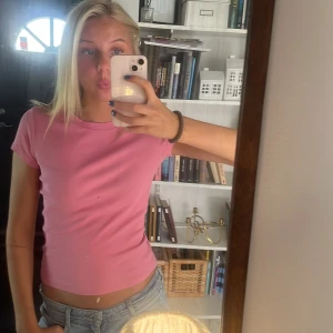 Rosa topp - Säljer rosa topp, jätte söt och stilren. Passar superbra nu till våren/sommaren. skriv om du har funderingar!💖