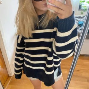 Zara Blå vit randig stickad tröja  - Snygg i gott skick