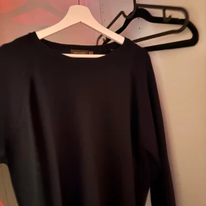 Svart tröja från Oscar Jacobson - Snygg svart tröja från Oscar Jacobson. Perfekt för en stilren look. Tillverkad i Italien med hög kvalitet. Passar bra till både vardag och mer uppklädda tillfällen.