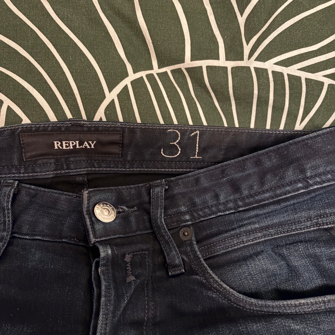 Mörkblå jeans från Replay - 2