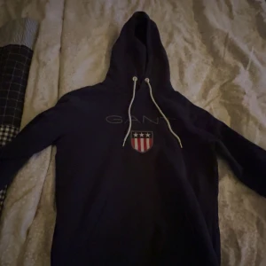 Mörkblå gant hoodie - Storlek xs. Skön och mysig skriv om ni har prisförslag eller frågor☺️☺️super bra skick