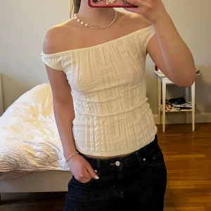 Off shoulder topp - Créme vit off shoulder topp från Zara i så coolt mönster! Aldrig använd endast testad, så helt som ny. Säljer pga rensar min garderob💕 