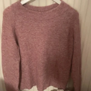 Rosa stickad tröja från KappAhl - Mysig rosa stickad tröja från KappAhl i storlek XS. Tröjan har en rund halsringning och långa ärmar. Är som nyskick🥰