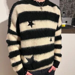 ”Mohair” crewneck - Tja! Säljer nu denna feta ”Mohair” crewnecken på grund av att den ej kommer till användning! - Skick: 8/10 Inga defekter - Storlek M - Tveka ej på att skriva vid eventuella frågor!! Mvh Lucas