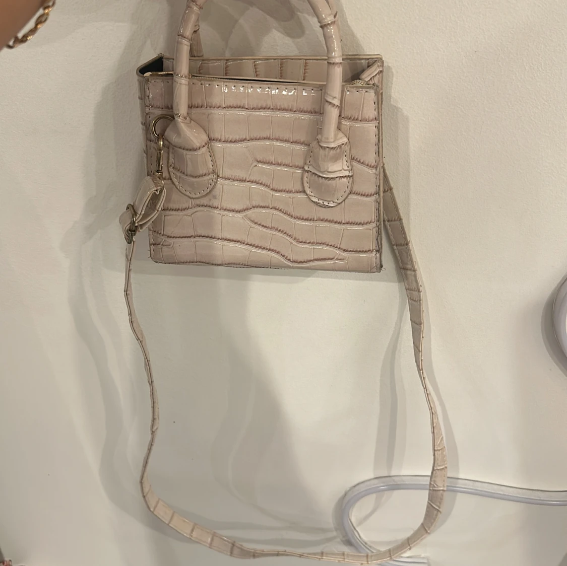 Beige handväska med krokodilmönster - 1