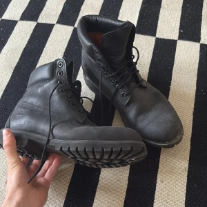 Svarta boots från Timberland - Säljer ett par svarta boots från Timberland i skinn. De har en robust sula och snörning framtill. Perfekta för höst och vinter med sin slitstarka design. Priset går att diskutera