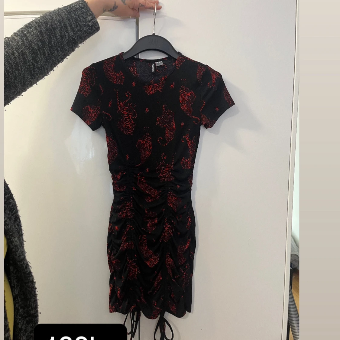 Svart och röd klänning med mönster