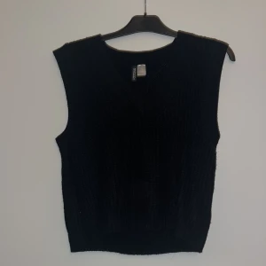 Svart stickad väst - Svart stickad väst från H&M. Passar väldigt bra över en långärmad tröja eller väst. ♥️