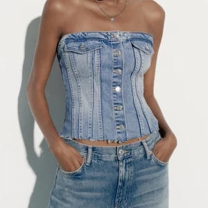 Jeans tubtopp med knappar - Säljer nu min super fina jeans corset från Zara då den inte passar mig, endast använd 2 gånger☺️