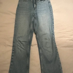 Blå jeans från Zara - Snygga blå jeans från Zara med en klassisk design. De har en rak passform och är tillverkade i ett slitstarkt denimtyg. Perfekta för en avslappnad stil.