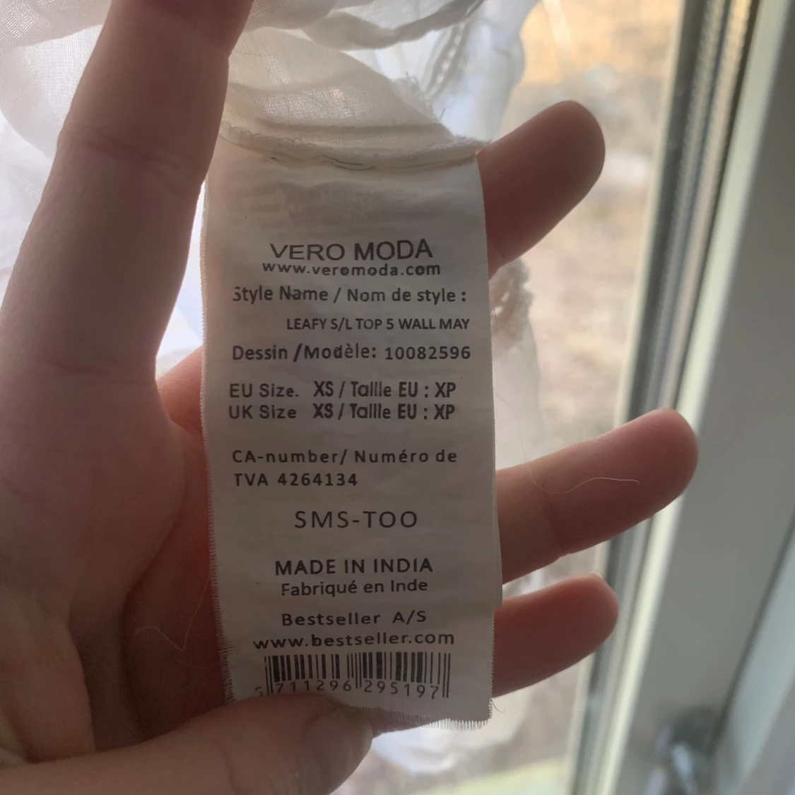 Vit ärmlös topp med spetsdetaljer - 4