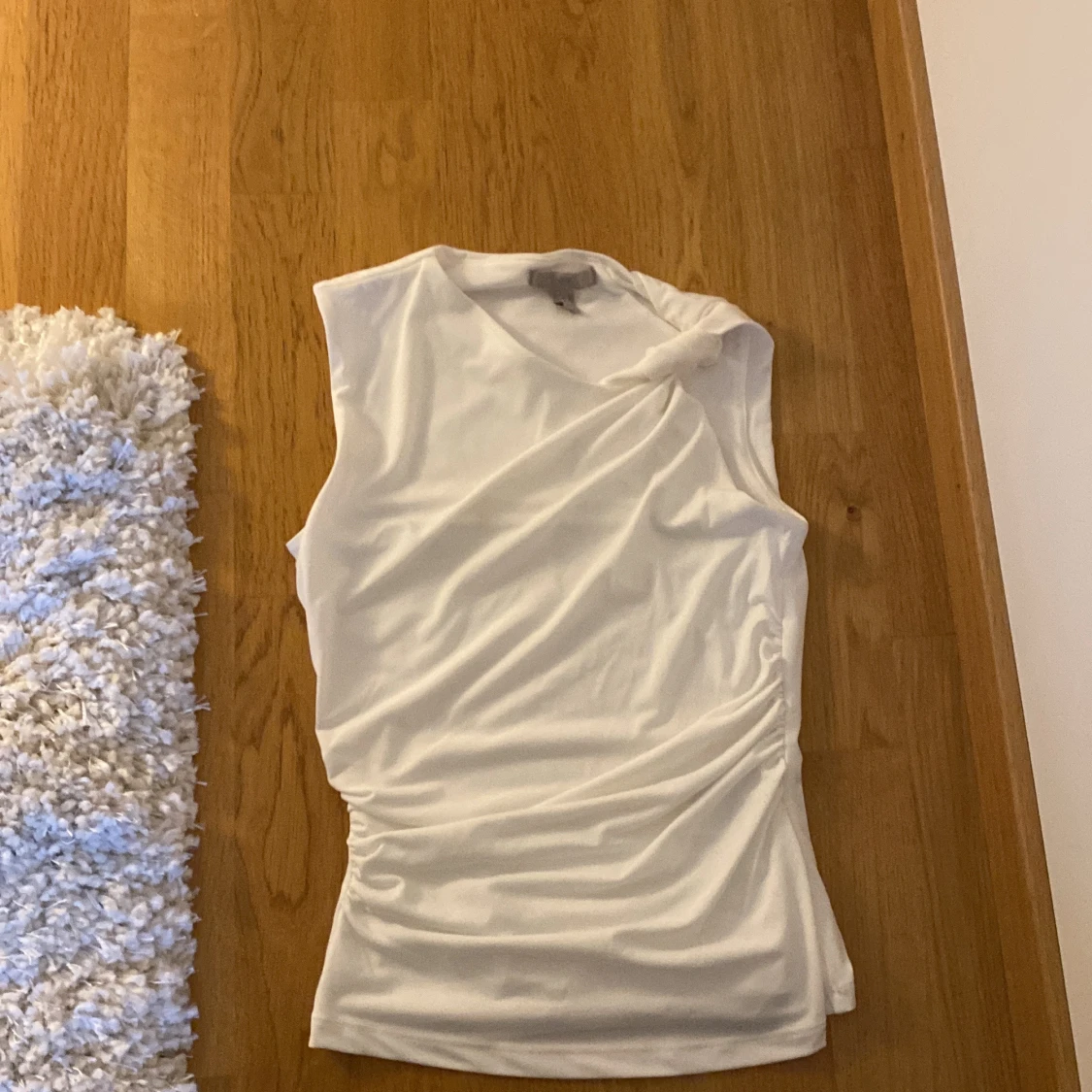 Vit topp med snurrad axel