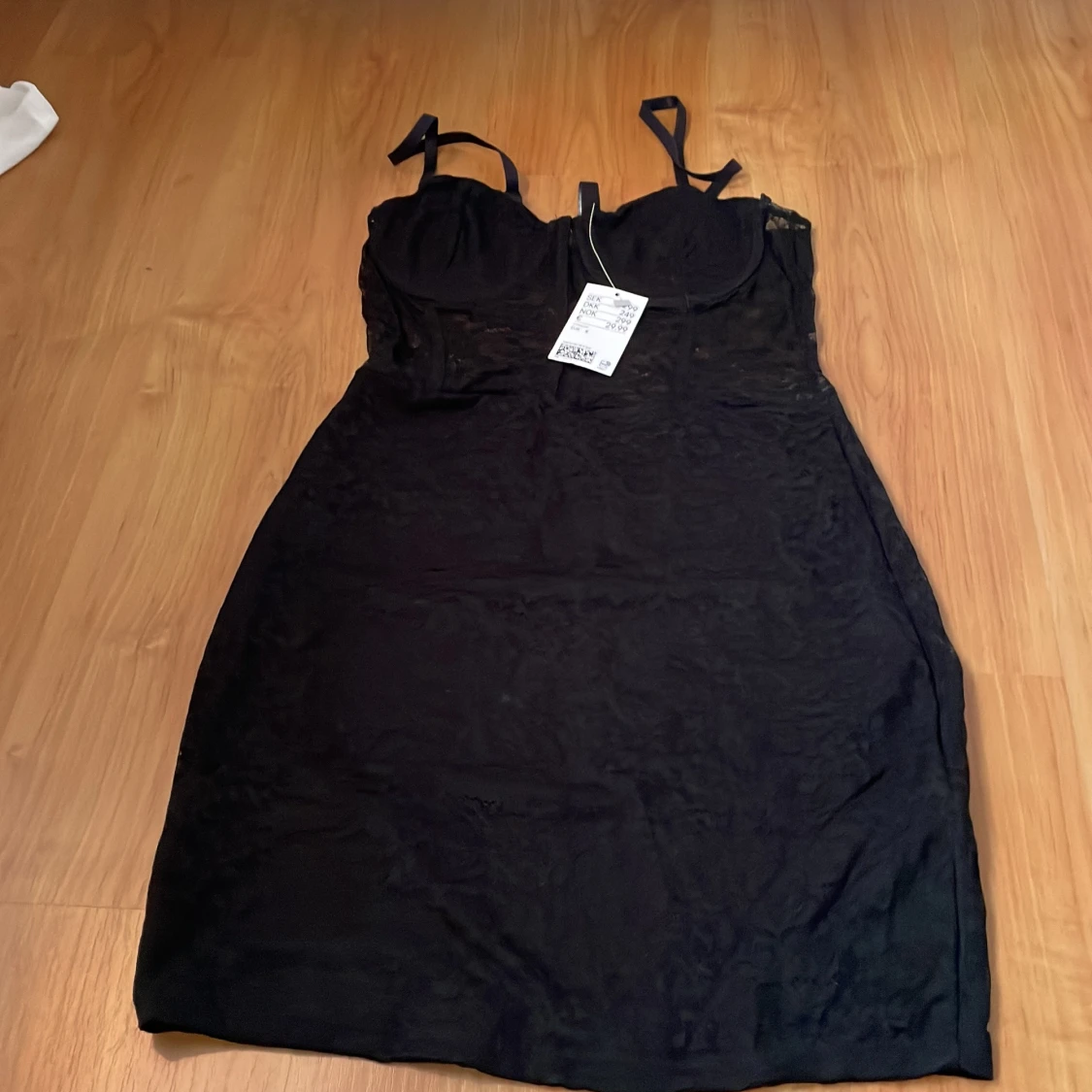 Svart spetsklänning med axelband - 1