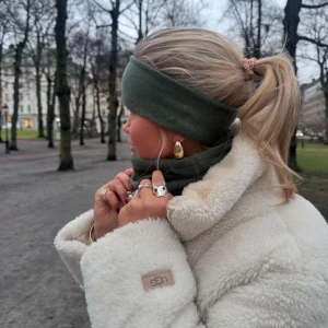 Grönt kashmir pannband - Snyggt och varmt grönt kashmir pannband perfekt för kyliga dagar. Den har en enkel design som gör den lätt att matcha med olika outfits. Perfekt för att hålla dig varm och stilren under höst och vinter.