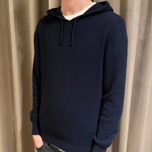 Kaschmir hoodie  - Säljer en stilren mörkblå hoodie med långa ärmar och justerbar huva. Perfekt för en avslappnad. Storlek L men passar lite mindre. Hör av dig vi frågor om mått osv😊