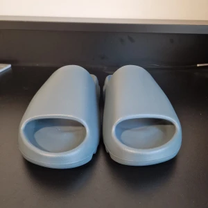 YEEZY SLIDES  - Helt oanvända YZY Slides med låda och allt som kommer med.Har order bekräftelse från Adidas för att bevisa att de är äkta.