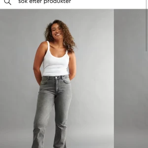 Grå bootcut jeans - Snygga grå bootcut jeans med hög midja. Perfekta för en stilren look. Klassisk femficksdesign och knappgylf. Passar till både vardag och fest. Från ginatricot, helt oanvända endast testad, köpte fel model och har ej prislapp samt kvitto kvar, om nån intresserad kom priv❤️
