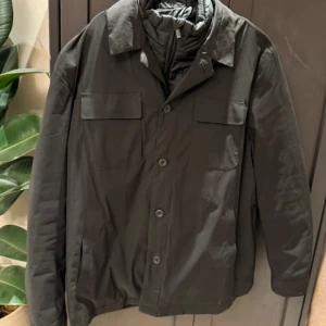 Svart jacka från Massimo Dutti - Snygg svart jacka från Massimo Dutti. Jackan har en stilren design och är perfekt för kyligare dagar. Det går att unzip jackan så man får endast västen som är på insidan. Kontakta mig vid frågor eller eventuella prisförslag!😁