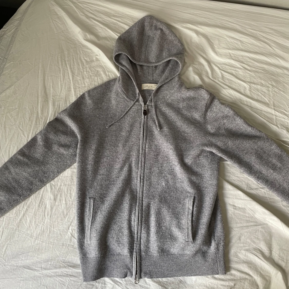 Grå hoodie från Sagless