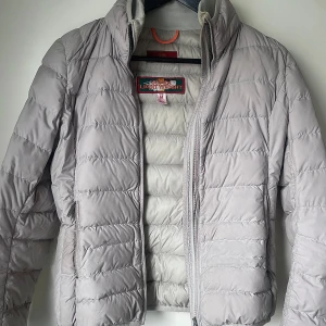 Jacka  från Parajumpers - Pjs Jacka I Storlek M men mer som smal.