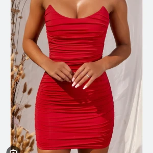 Röd tight off shoulder klänning - Snygg röd tight klänning med smickrande rynkdetaljer. Slutsåld på Oh Polly. Använd ett fåtal ggr så mycket bra skick. Storlek uk 8 men den passar xs-s