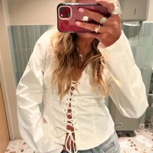 Slutsåld snörad blus från Zara - Slutsåld snygg tröja från zara stl M✨ liten fläck på armen (därför de låga priset) som knappt syns! 