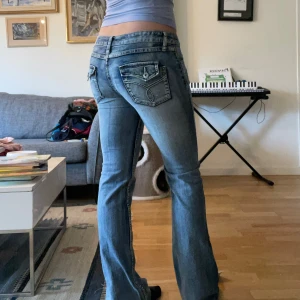 Lågmidjade bootcut jeans  - Jätte fina lågmidjade bootcut jeans!  Står storlek 7, men passar storleken S. 