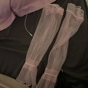 Rosa knästrumpor med spetsdetaljer - Rosa ärmar. Änvänd en gång, One size