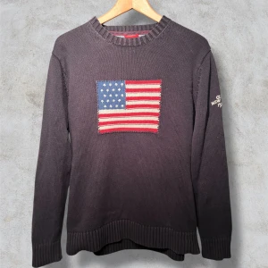 Gant tröja  - Säljer en mörkblå stickad tröja från Gant med en skit snygg Amerikansk flagga på bröstet. Tröjan är i storlek L och i skitbra skick, perfekt för kyliga dagar. Tveka inte att höra av er om ni har några frågor eller funderingar! Kolla även gärna in resten av mina annonser och man får sjävklart rabbat om man köper mer än ett plagg🤩🤩
