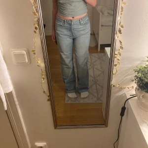 Baggy/flare jeans - För långa för mig 🥲midjemått=37 och Innerbenslängden=76 ❤️skriv om du har frågor! 