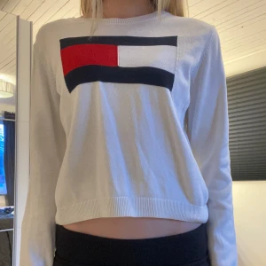 Vit tröja från Tommy Hilfiger - En finstickad Tommy hilfiger tröja i bra skick utan defekter som är i XL fast i barnstorlek alltså passar den som en XS-S i vanlig storlek 💖