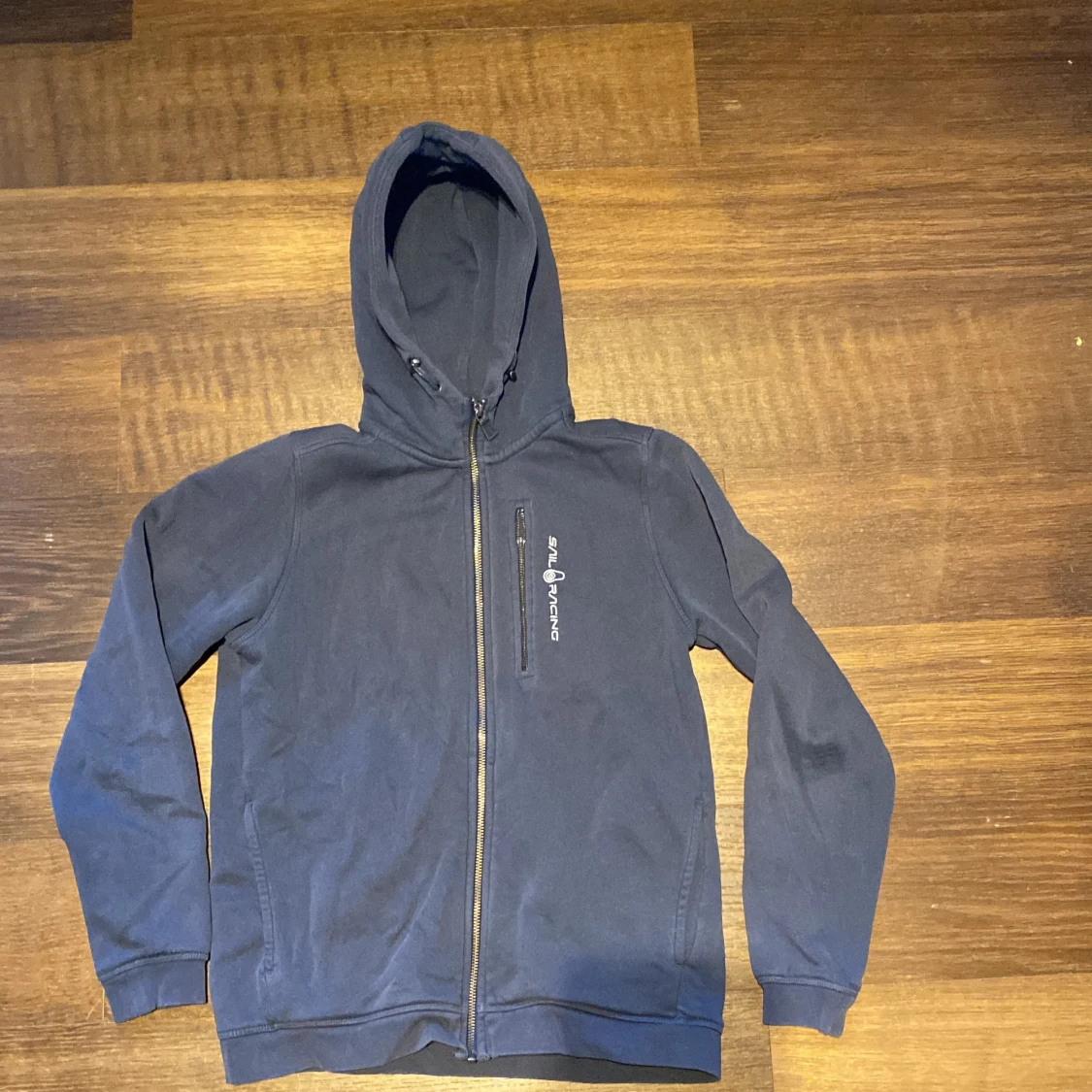 Fet zip hoodie från sail racing 